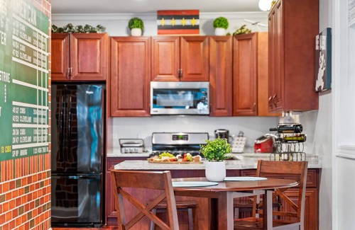 Wrigleyville Apartment | Wrigley Field Views & Cubs Vibes – Stay Across the Street!