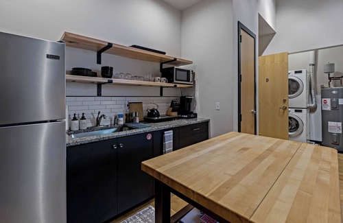 Effingham Apartment | XCHNG Unit D. Studio Apartment in Heart of Downtown, XCHNG Studio