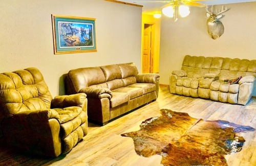 Lansing Cabin | XL Cabin with Pool & Hot Tub Jacuzzi