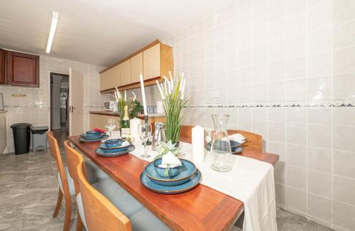 Glyndon House | Xtra Large 4 Bedroom House, near Excel, London City and 5 walk to Train Station