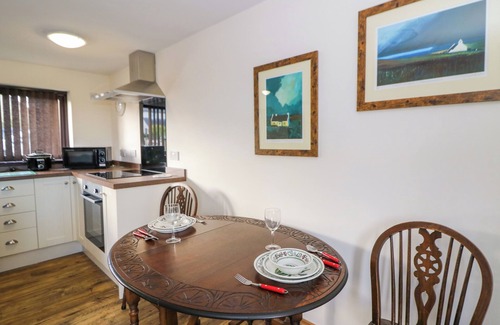 Maenclochog Cottage | Y GWEITHDY RHOS EIRIN, romantic, with a garden in Maenclochog