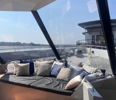 Vannes Boat Rental | Yacht Gavrinis