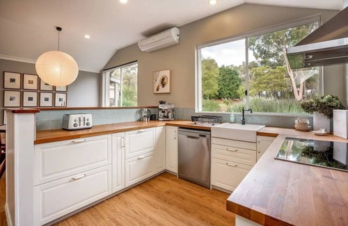 Yallingup Siding House | Yallingup Homestead - Lakeside Rural Retreat