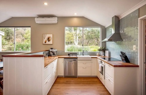 Yallingup Siding House | Yallingup Homestead - Lakeside Rural Retreat