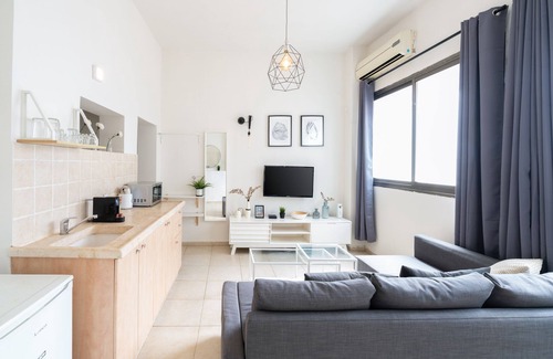 Kerem HaTeimanim Apartment | YARKON - By Beach Apartments TLV