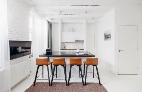 Spaarndammer en Zeeheldenbuurt Apartment | YAYS Amsterdam Salthouse Canal by Numa