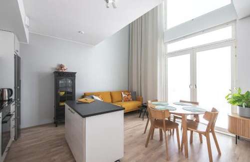 Downtown Kuopio Apartment | Ydinkeskustassa saunallinen huoneisto kahdessa tasossa