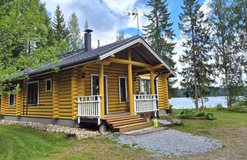 Hiukkajoki House | Yellow vacation home