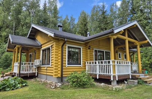 Hiukkajoki House | Yellow vacation home