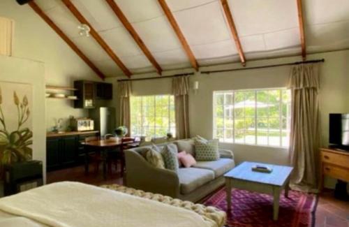 Curry's Post Apartment | Yellowwoods Farm - POOL COTTAGE (self-catering)