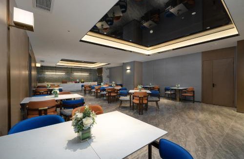 Liwan Hotel | Yizhi Hotel - Shamian Pearl River Night Cruise Huangsha Metro Station-free laundry free gym room included Breakfast free coffee all day