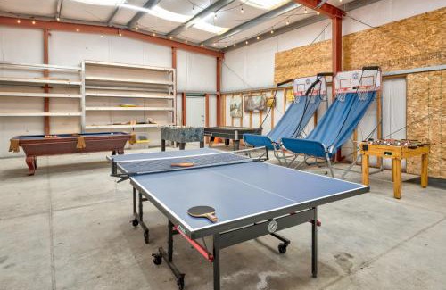 Yosemite Forks House | Yosemite Adventure House with Pool-hot tub-game room