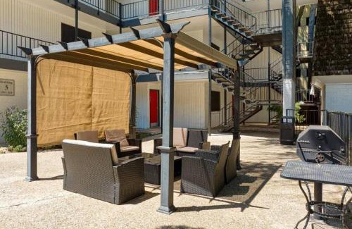 Bouldin Apartment | Your 2B Getaway - Walk Dtwn - Sleeps 6 - Pool and Prkg