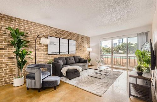 Bouldin Apartment | Your 2B Getaway - Walk Dtwn - Sleeps 6 - Pool and Prkg