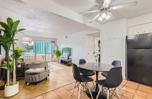 Bouldin Apartment | Your 2B Getaway - Walk Dtwn - Sleeps 6 - Pool and Prkg