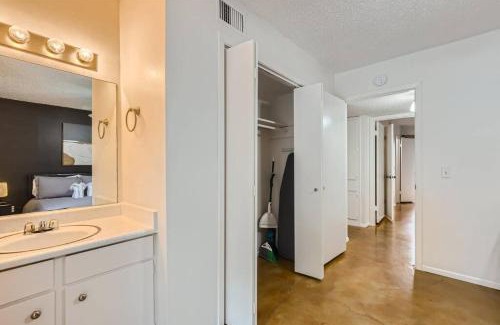 Bouldin Apartment | Your 2B Getaway - Walk Dtwn - Sleeps 6 - Pool and Prkg