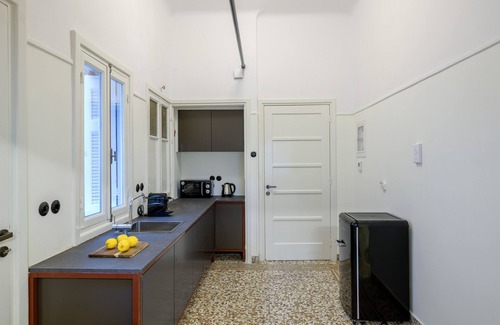 Plaka Apartment | Your 4 bdrm Dream House w/Acropolis View & Jacuzzi