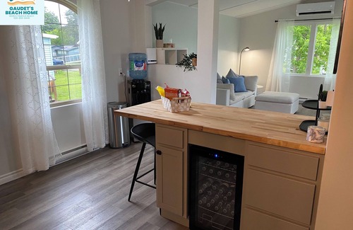 Pointe-du-Chene House | Your Family Beach Home/Sleeps 7 * 5 Minute Walk to Parlee Beach and The Wharf!