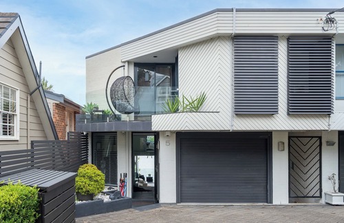 Balmain East House | Your getaway on the edge of the world’s most stunning harbour!
