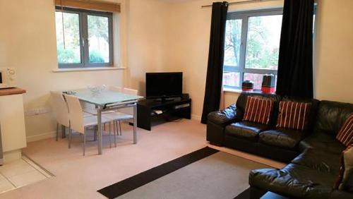 Oxford Apartment | Your home in Oxford -Central-Large- 2 bedrooms-2 bathroom-Free parking-easy walk to Rail and bus station