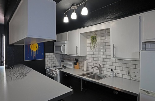 Hyde Park Apartment | Your Montrose Studios! Sleeps 48/24BR/24BA/24PA