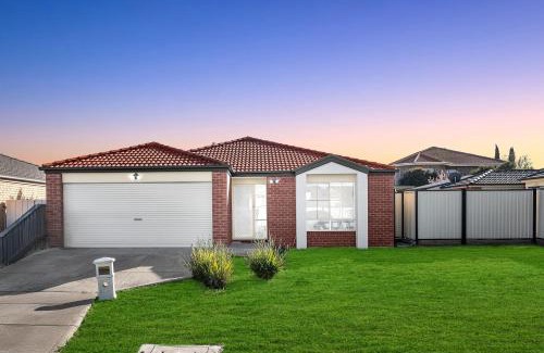 Tarneit House | Your Tarneit Escape - 4BR Home with Pool & BBQ