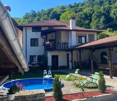 Troyan House | Yovkovata Kyshta