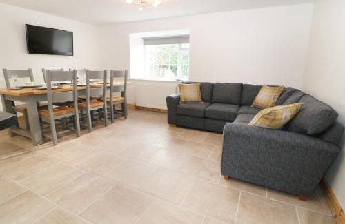 Dinas House | Ysgubor Fawr