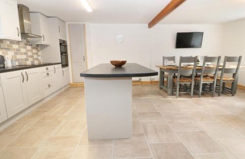 Dinas House | Ysgubor Fawr