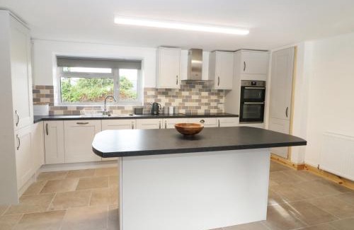 Dinas House | Ysgubor Fawr