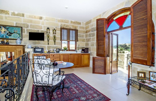 Ta' Għammar Apartment | Zen Hideaway in Self-Catering Penthouse Suite with communal pool (self-catering)