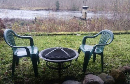 Deming Apartment | ZEN Oasis On the River ~ Gateway to Mt. Baker Ski