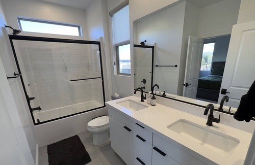 Bard House | Zen Oasis w/ fire pit 🔥 and movie theater 🎥 - 15 min from strip!