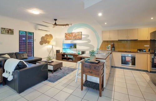 Fannie Bay House | Zen Serene Seascape: Family Pool ~ BBQ ~ Markets