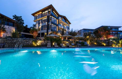 Yongding House | Zhangjiajie YOLO RELIAN Mt and River Collection-Riverside hotel with sunrise,sunset views, ticket service for attractions, afternoon tea,coffee, and laundry service