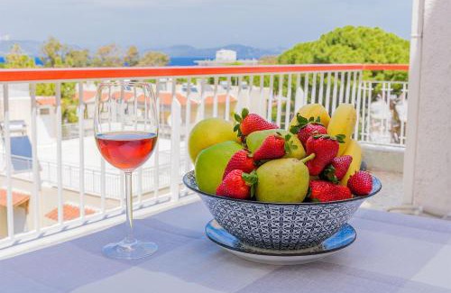 Nea Makri Apartment | Zoumperi Nea Makri 4-5 guest apt big balconies 5 min to beach