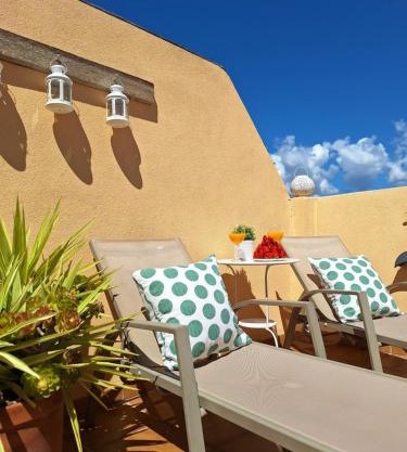 Ático fresco y luminoso con aparcamiento privado