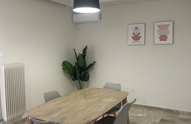 Σε απόσταση 50μ από Παραλία Πόλης Χίου και 400μ από Αρχαιολογικό Μουσείο Χίου