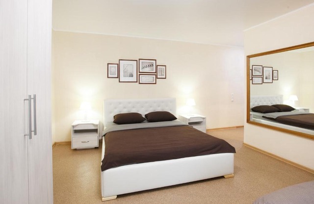 Апартаменты на Набережной Сурикова 4