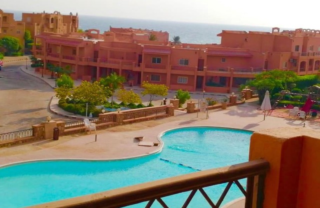 شالية على البحر والبسين بالعين السخنة بقرية امباير ريزورت