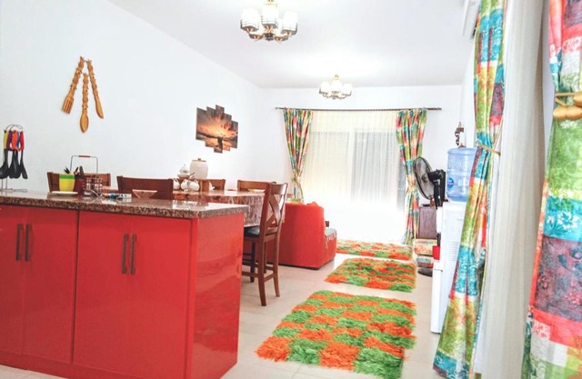 شاليه بروف بامواج الساحل الشمالي 2 نوم و 2 حمام يري البحر و بحيرة الفندقية السعر شاملة شحن الكهرباء والمياه و الاستعلام الأمني وغير شامل شحن كروت الايجار و الهاوس كيبينج