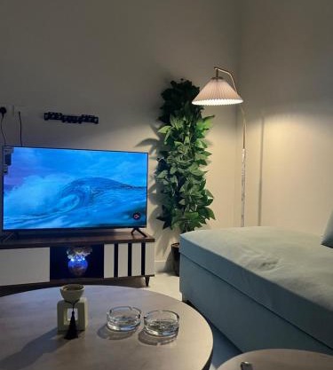 شقة بصالة وغرفة نوم ودورة مياة