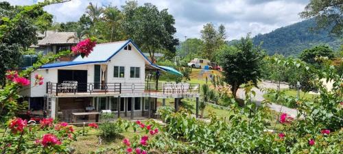 เขาเจ้าขา2(บ้านริมสระ)