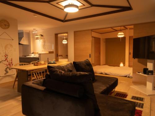 かんたろうもねたろうの母家-2周年フルリノベ!富良野スキー場12分 ラベンダー畑7分!キッズエリア大好評 日本庭園くつろぎの宿