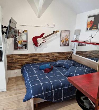 07 - Joli studio tout équipé avec clim, vue sur jardin, parking privatif gratuit, grand fourgon possible, tout le linge de maison est fourni