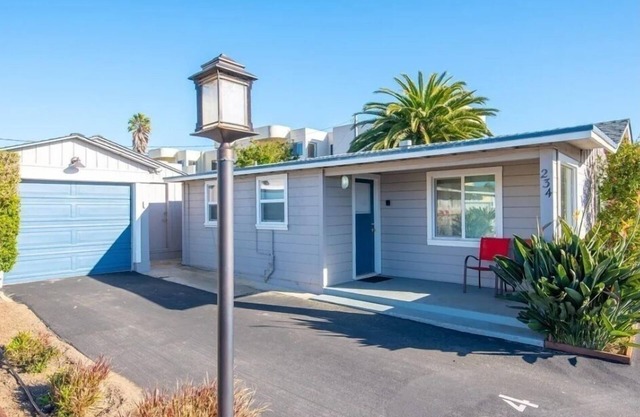 1/2 Block to the Embarcadero with Private Backyard