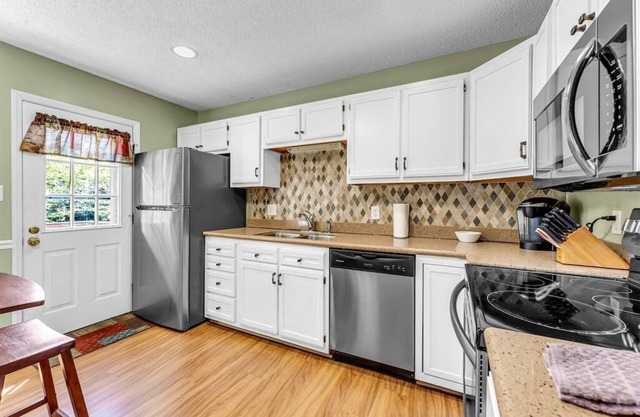 1.5 Miles to dwntwn, Beautiful 3bd, Huge 2 car gar