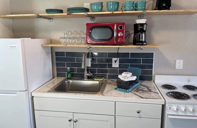 1 Bedroom Apartment near UNM, Nob Hill and downtown.