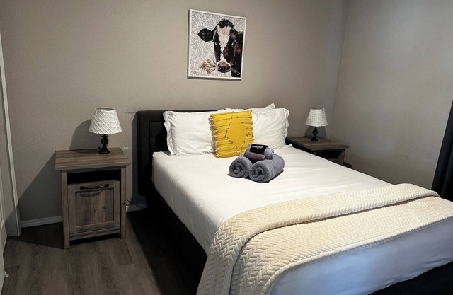 1 Bedroom apartment w/balcony near UNM, Nob Hill and downtown.