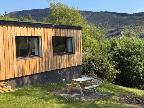 1 Bedroom Cabin with Mountain & Loch Views - Quiet Location between Glencoe & Ben Nevis